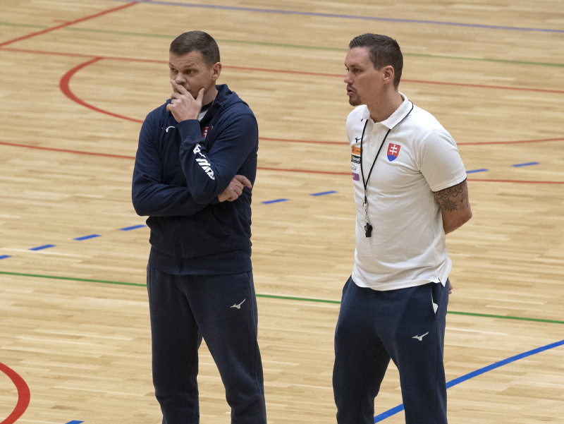 Na snímke tréner slovenskej mužskej hádzanárskej reprezentácie Peter Kukučka (vpravo) a jeho asistent Radoslav Antl