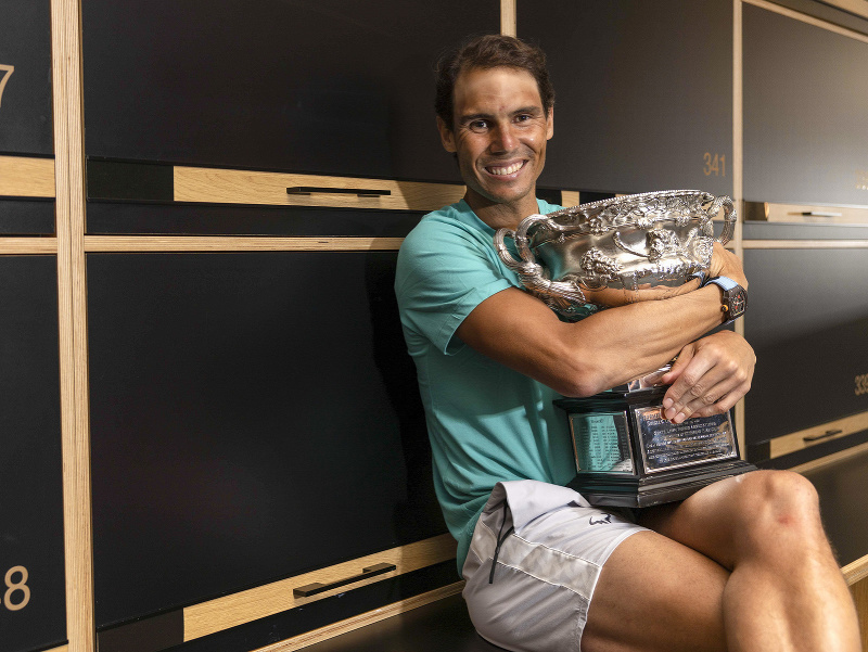 Španielsky tenista Rafael Nadal s trofejou pre víťaza Australian Open