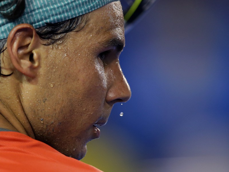 Rafael Nadal sa napriek darovanému zápasu zapotil, teploty v Melbourne sú rekordné.