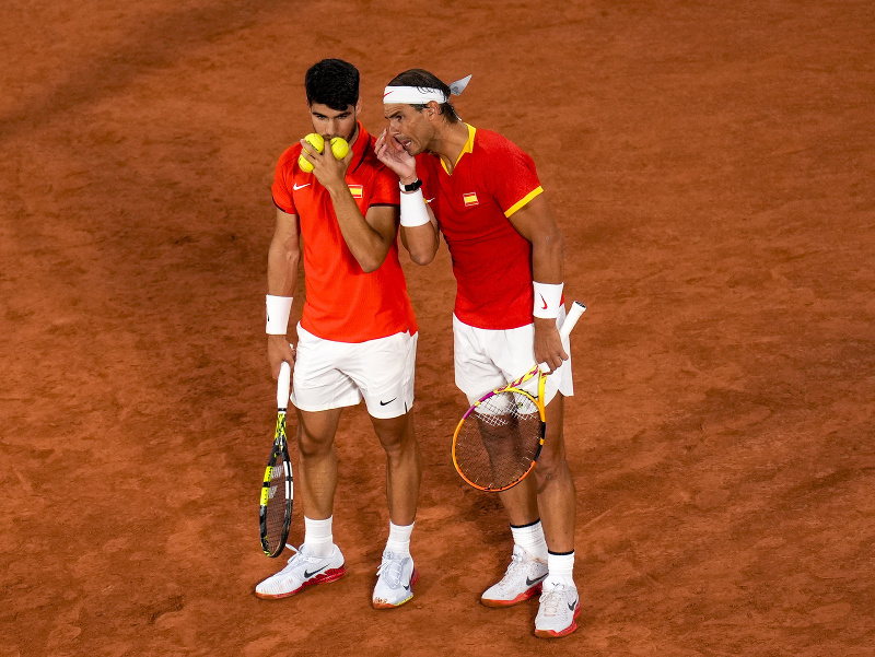 Carlos Alcaraz (vľavo) a Rafael Nadal