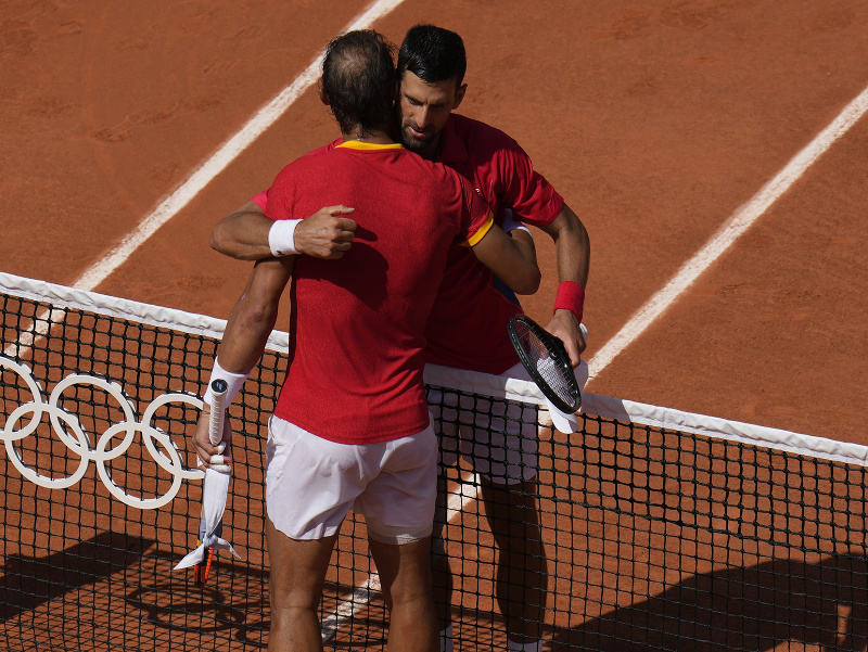 Novak Djokovič a Rafael Nadal po vzájomnom zápase 2. kola olympijského turnaja v Paríži