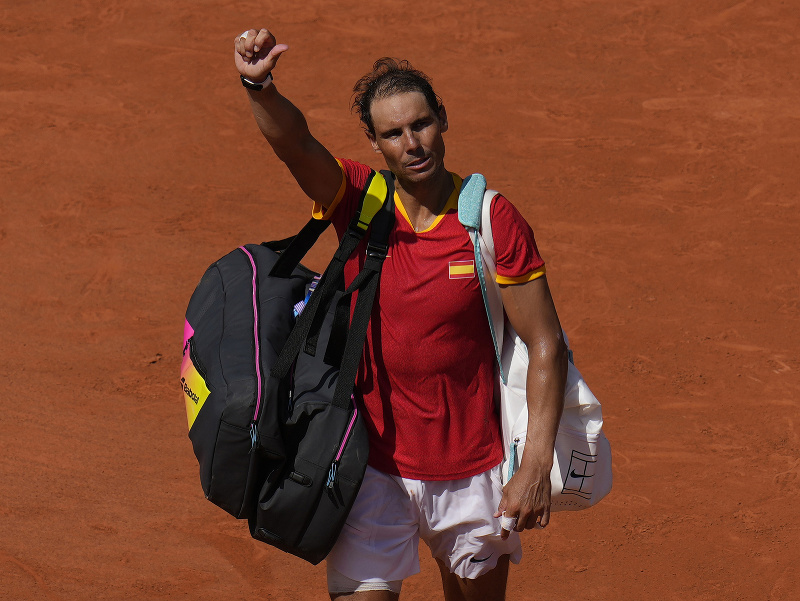 Rafael Nadal opúšťa kurty Rolanda Garrosa po prehre v 2. kole na LOH 2024 v Paríži