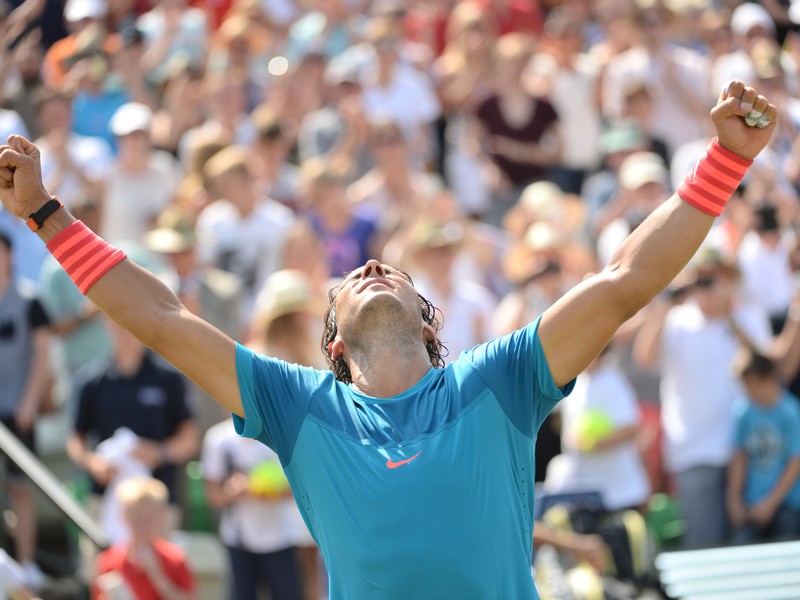 Rafael Nadal oslavuje triumf nad Viktorom Troickim vo finále Mercedes Cup ATP v Stuttgarte.