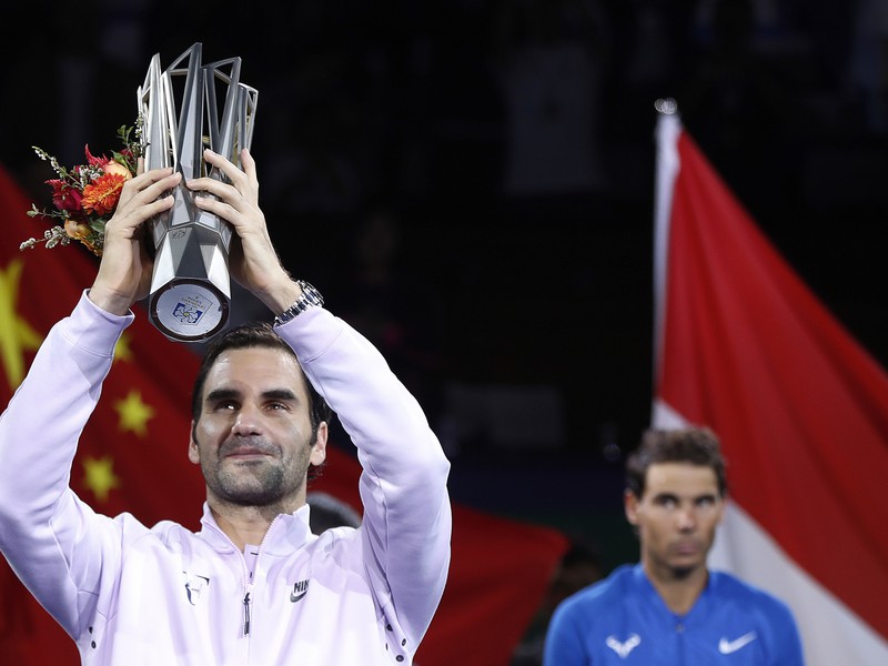 Švajčiarsky tenista Roger Federer pózuje s trofejou po víťazstve nad Španielom Rafaelom Nadalom