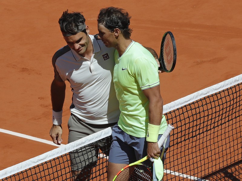 Roger Federer gratuluje k víťazstvu Španielovi Rafaelovi Nadalovi