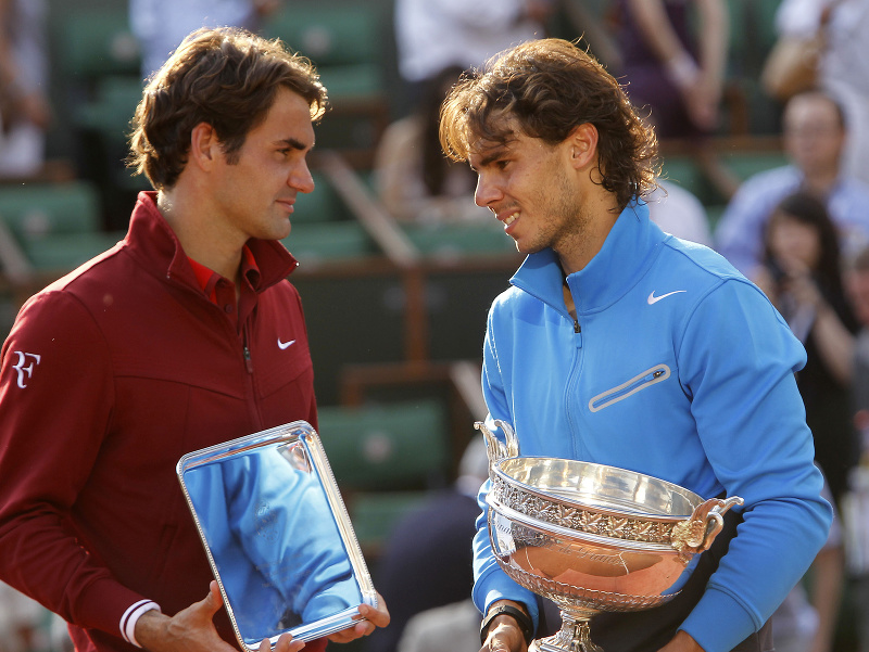 Na archívnej snímke z 5. júna 2011 Rafael Nadal (vpravo) drží trofej po víťazstve nad Rogerom Federerom vo finále mužskej dvojhry na grandslamovom turnaji Roland Garros v Paríži