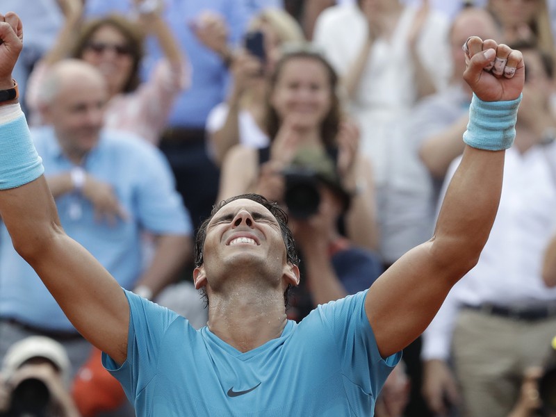 Španielsky tenista Rafael Nadal oslavuje po jeho výhre nad Rakúšanom Dominicom Thiemom vo finále grandslamového tenisového turnaja Roland Garros