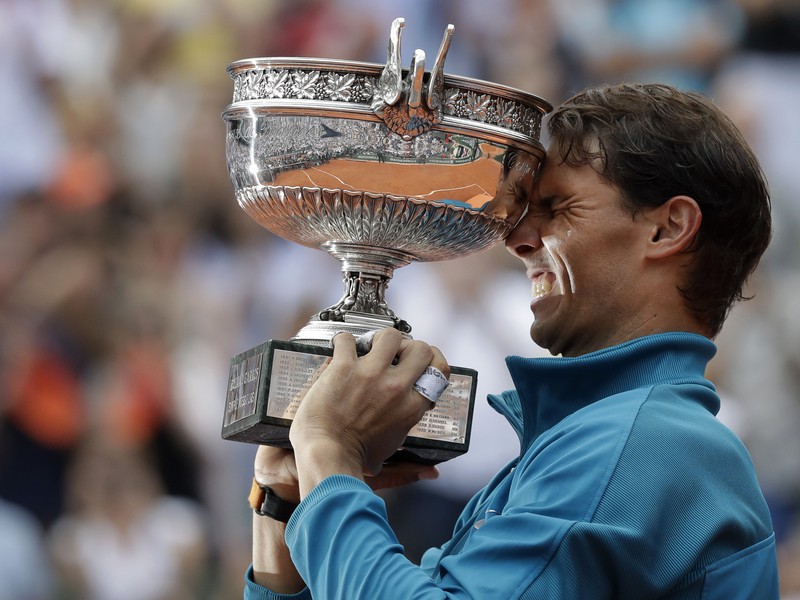 Rafael Nadal s trofejou Roland Garros