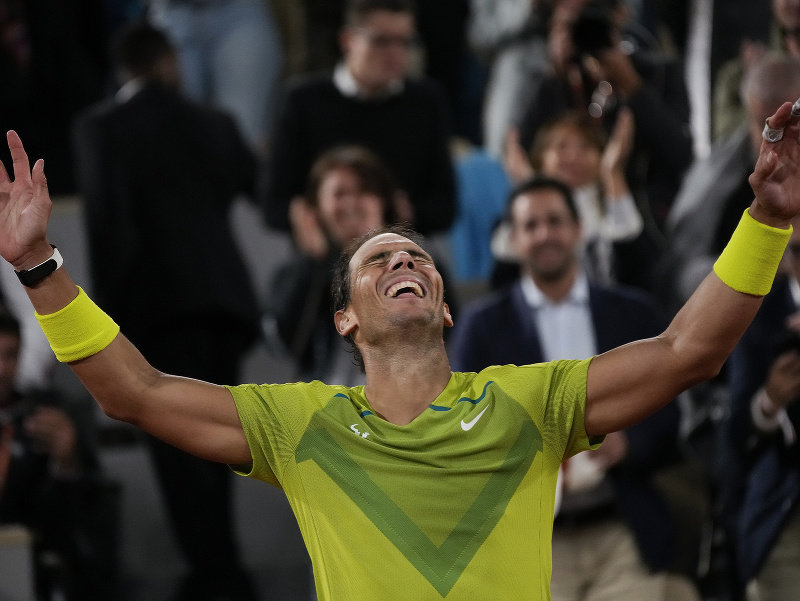 Španielsky tenista Rafael Nadal oslavuje víťazstvo nad Novakom Djokovičom