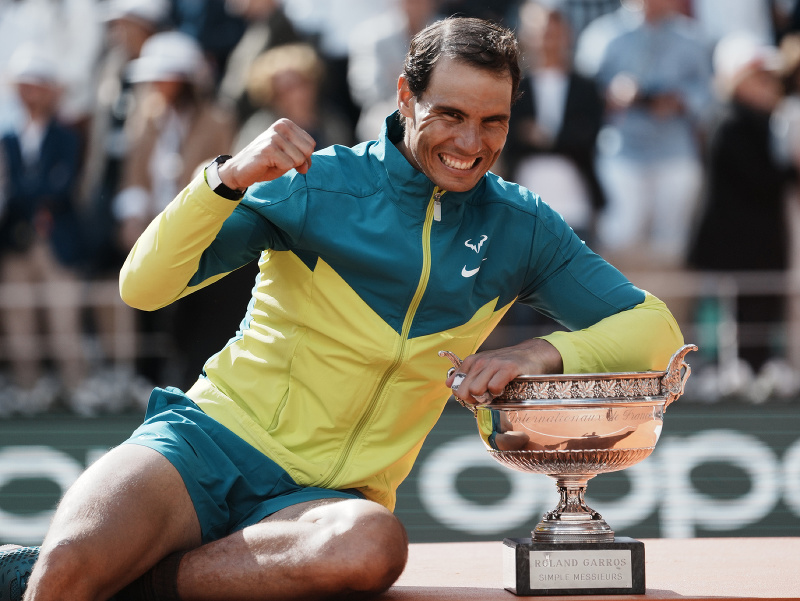 Rafael Nadal s trofejou pre víťaza Roland Garros