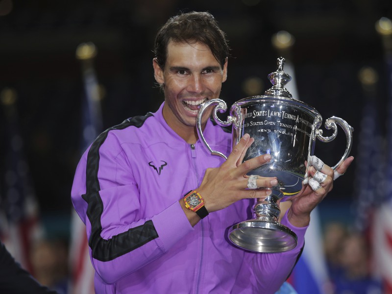 Rafael Nadal s trofejou pre víťaza US Open
