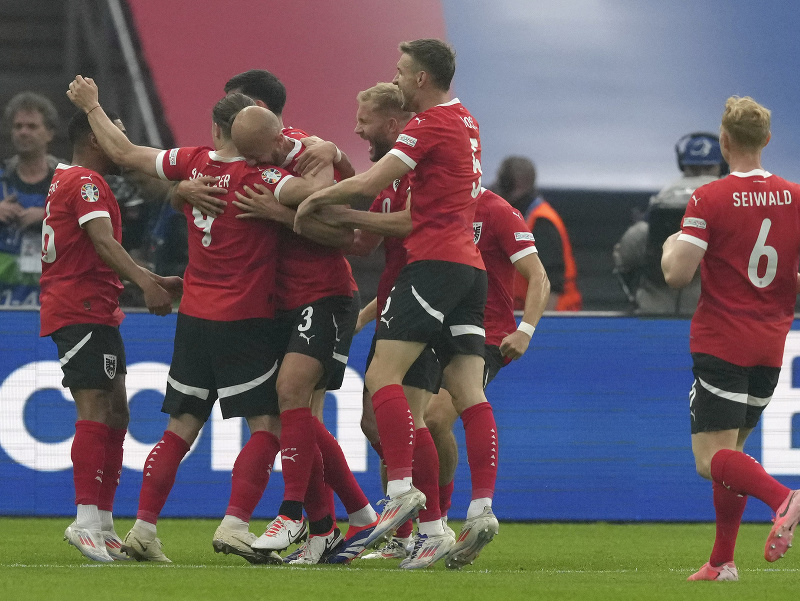 Rakúski futbalisti oslavujú gól