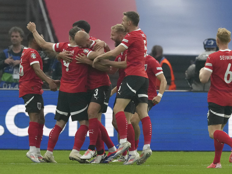 Rakúski futbalisti oslavujú gól