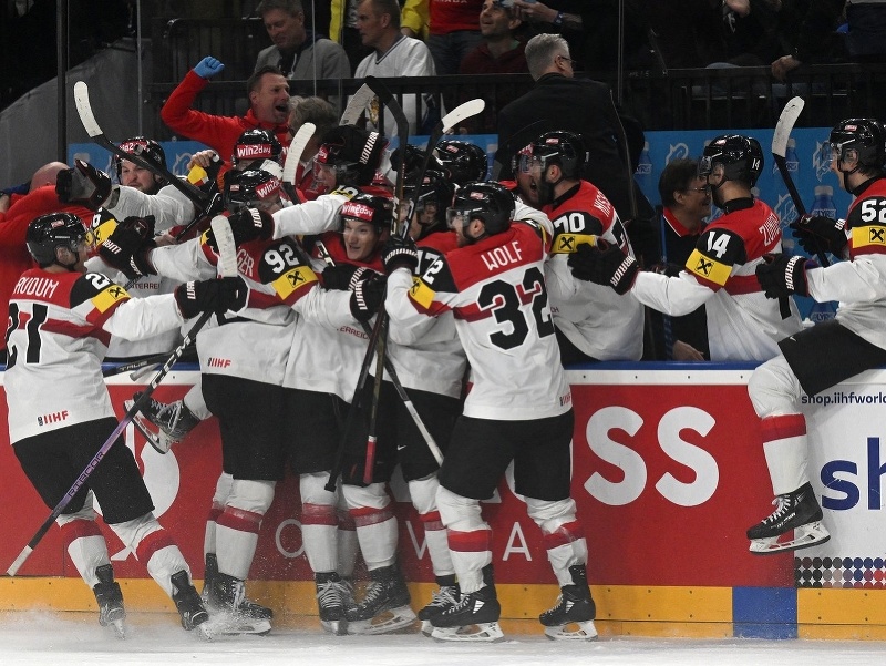 Hokejisti Rakúska oslavujú výhru nad Fínskom