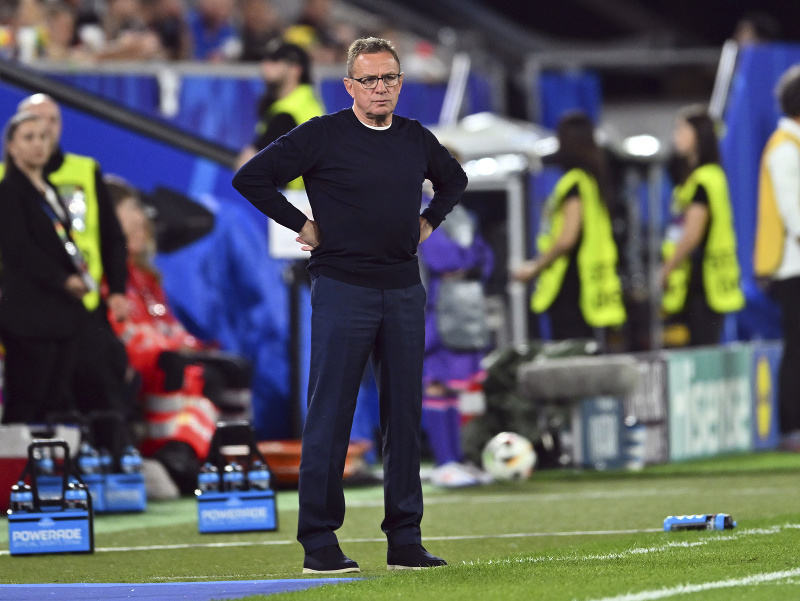 Tréner Rakúska Ralf Rangnick reaguje počas zápasu základnej D-skupiny 