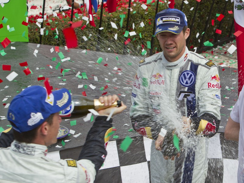 Francúz Sebastian Ogier z tímu Volkswagen oslavuje