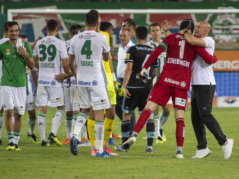 Na snímke radosť hráčov Rapidu Viedeň po výhre 4:0 v odvetnom zápase 