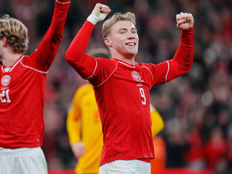 Rasmus Hojlund (vpravo) a jeho oslavné gesto