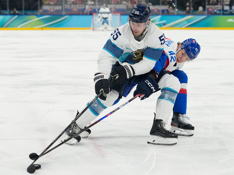 Rasmus Ristolainen a Martin Fehérváry v súboji o puk v zápase o bronz na ZOH 2026