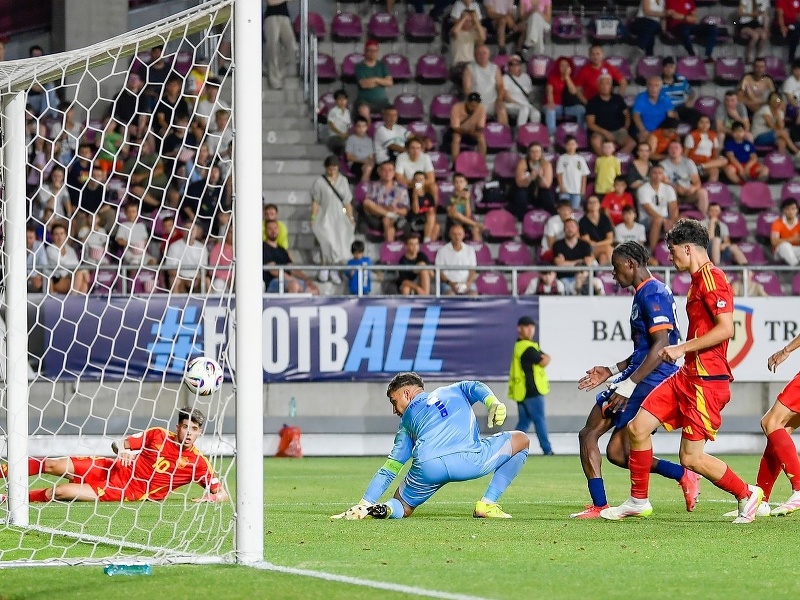 Španielsky brankár Raul Jimenez si dáva nešťastný vlastný gól