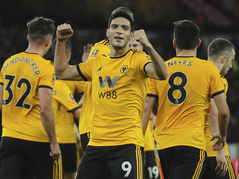 Raúl Jiménez z Wolverhamptonu sa raduje po góle do siete Liverpoolu
