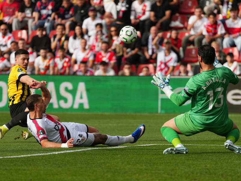 Hráč Luka Jovič (vľavo) z AEK Atény, Florian Lejeune (uprostred) a brankár Augusto Batalla (obaja Rayo Vallecano)
