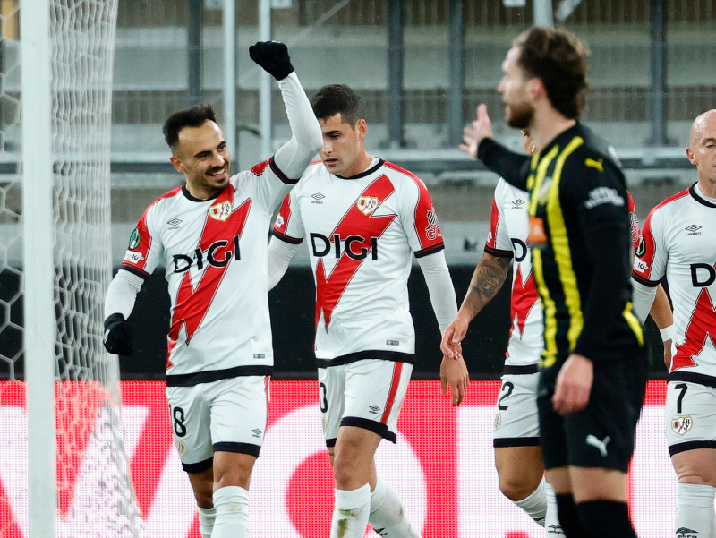 Álvaro García (vľavo) z Rayo Vallecano sa teší z gólu 