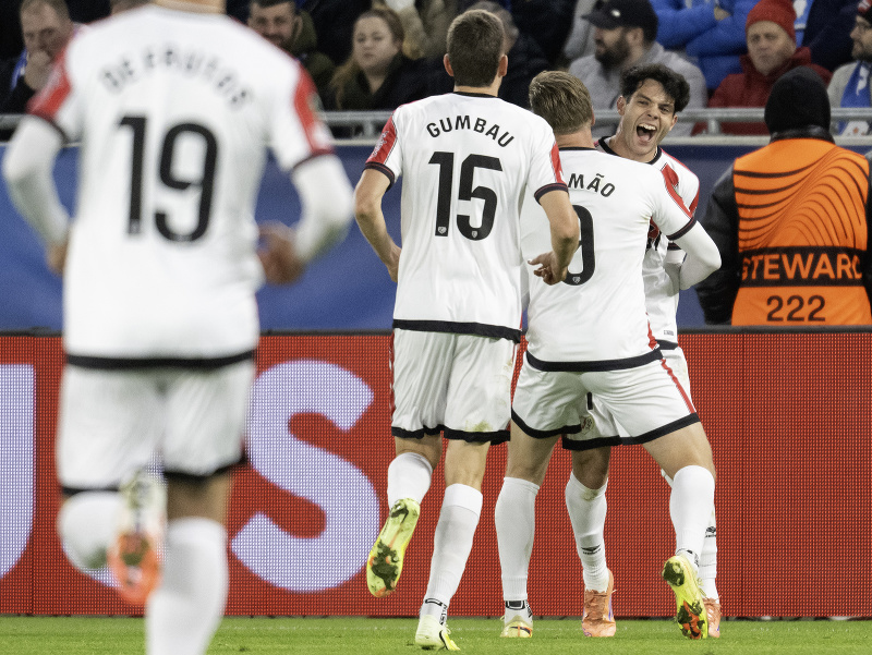 Na snímke hráč tímu Rayo Vallecano Fran Pérez (vpravo) sa raduje so spoluhráčmi po strelení gólu
