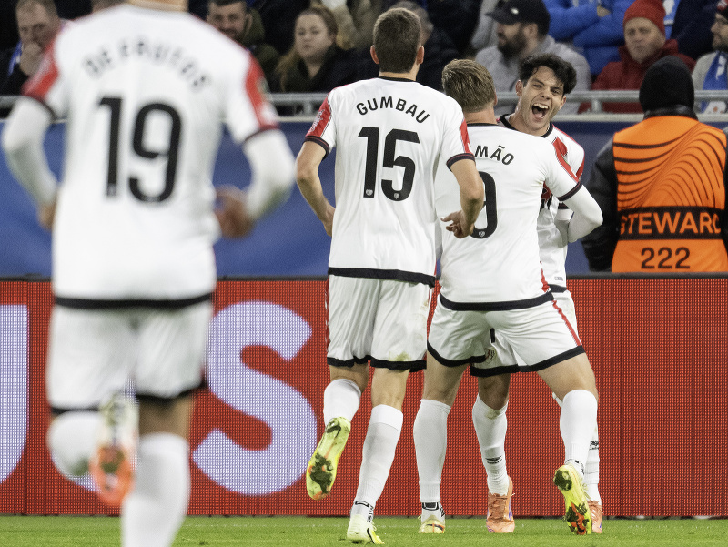 Na snímke hráč tímu Rayo Vallecano Fran Pérez (vpravo) sa raduje so spoluhráčmi po strelení gólu