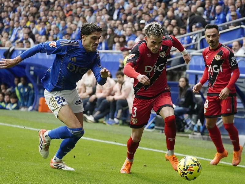 Pep Chavarria a Nacho Vidal v súboji Vallecana s Real Oviedo