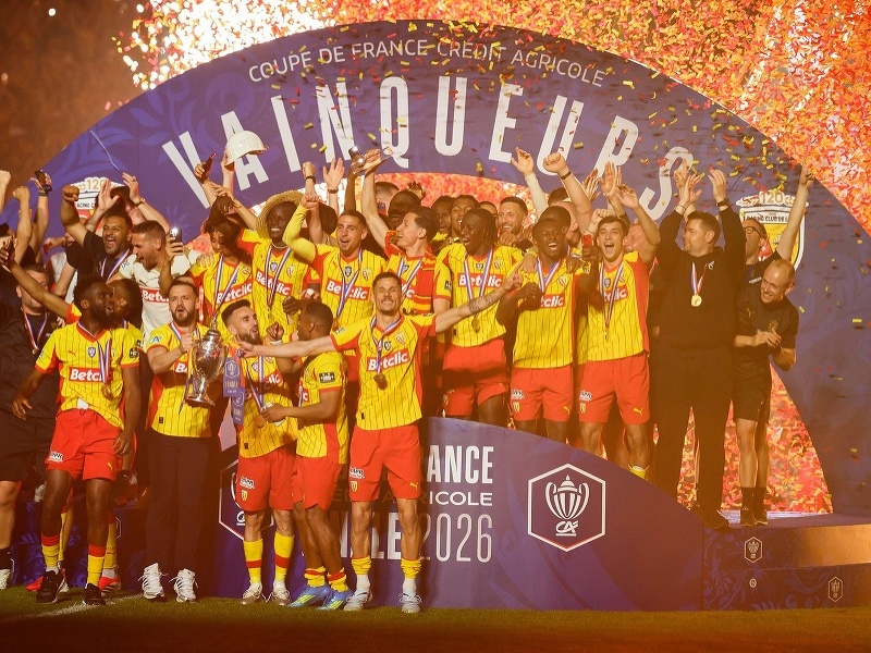 Hráči RC Lens s trofejou