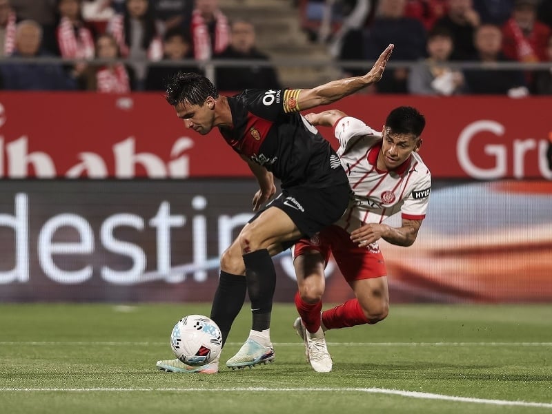 Martin Valjent (vľavo) z RCD Mallorca a Claudio Echeverri z Girona FC