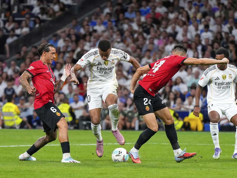 Kylian Mbappé sa snaží prejsť cez Josého Manuela Copeteho a Martina Valjenta