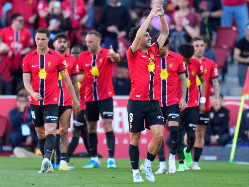 Slovenský futbalista a kapitán RCD Mallorca Martin Valjent (vľavo) reaguje po góle s tímom
