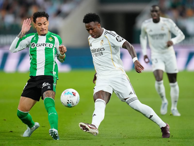 Antony (vľavo) z Betisu a Vinícius Junior z Realu Madrid v súboji o loptu 