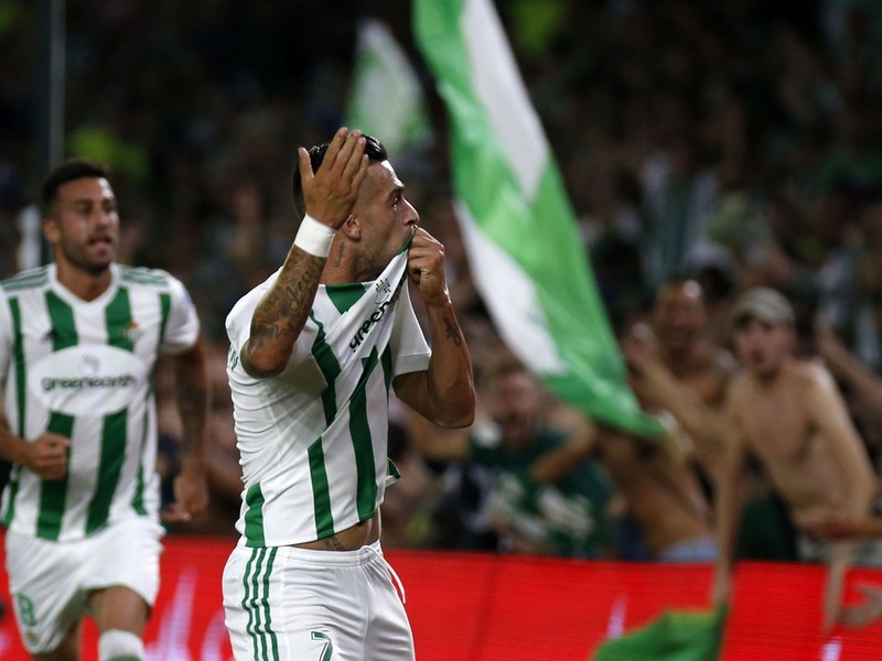 Sergio León z Betisu oslavuje gól