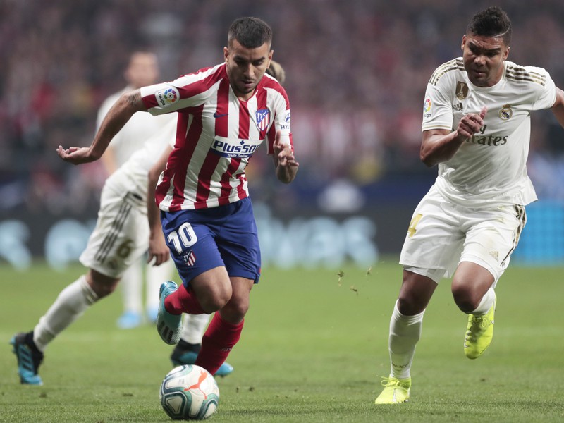 Angel Correa a Casemiro v madridskom derby