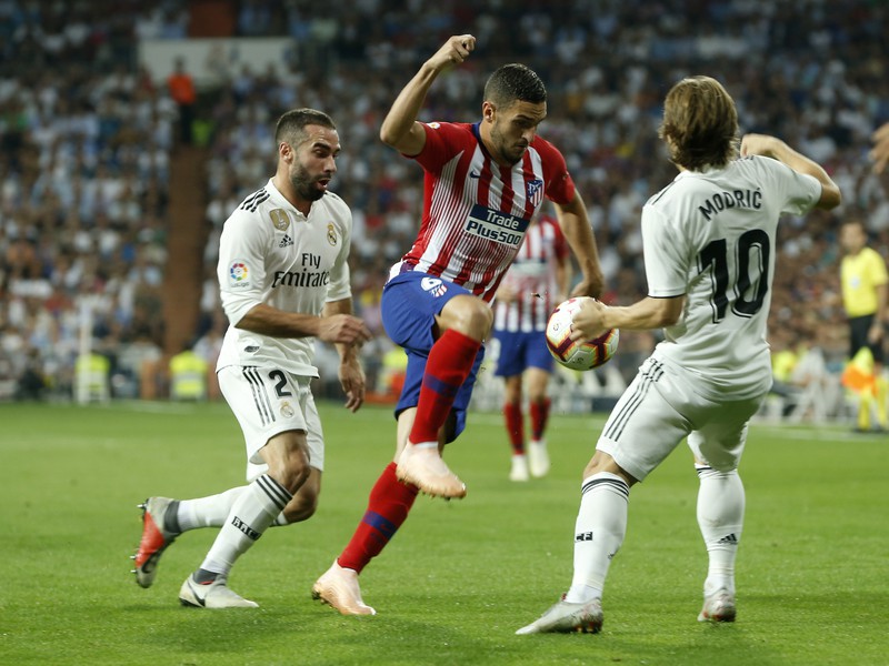 Dani Carvajal, Koke a Luka Modrič v súboji o loptu