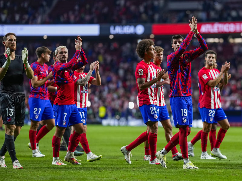 Hráči Atlética Madrid ďakujú fanúšikom po vyhratom derby