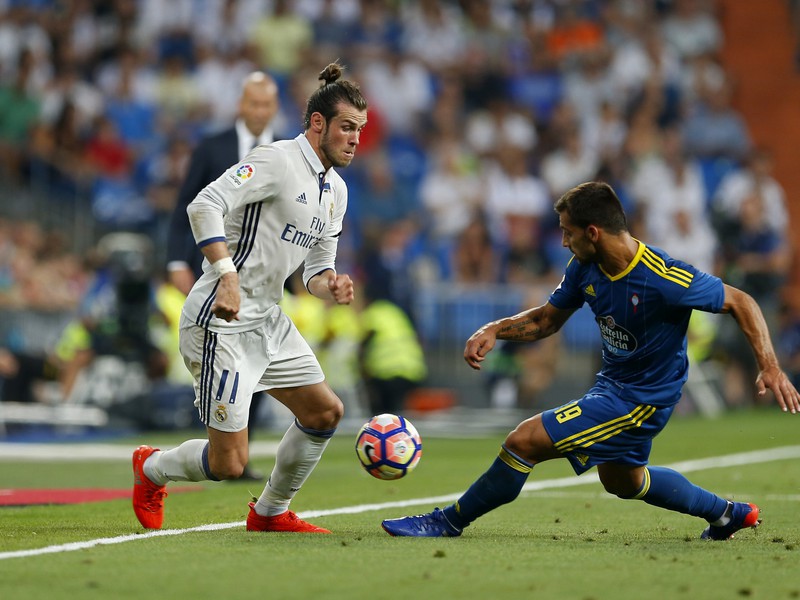 Gareth Bale v súboji s protihráčom