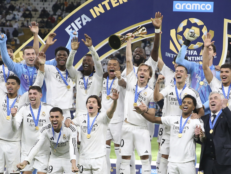 Hráči Realu Madrid s trofejou pre víťaza Interkontinentálneho pohára FIFA