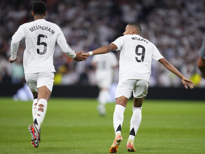 Jude Bellingham a Kylian Mbappé oslavujú gól