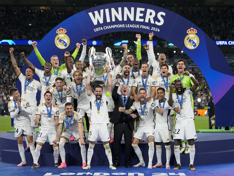 Hráči Realu Madrid s trofejou za triumf v Lige majstrov