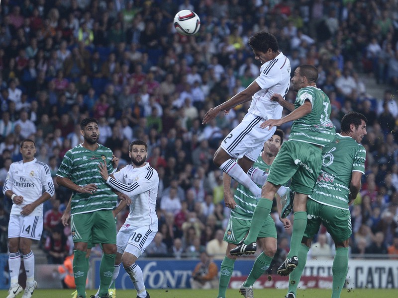 Raphael Varane strieľa gól Realu