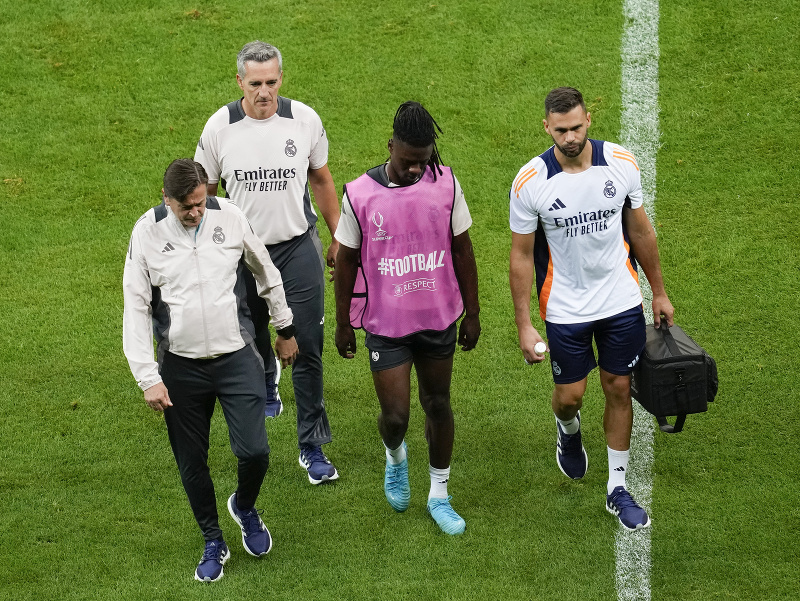 Eduardo Camavinga v opatere tímových lekárov