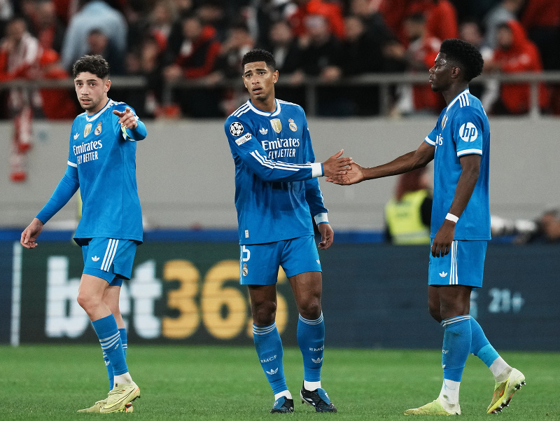 Federico Valverde, Jude Bellingham a Aurélien Tchouaméni počas zápasu Realu Madrid