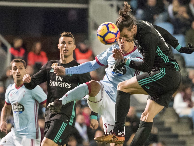 Gareth Bale hlavičkuje, prizerá sa Cristiano Ronaldo