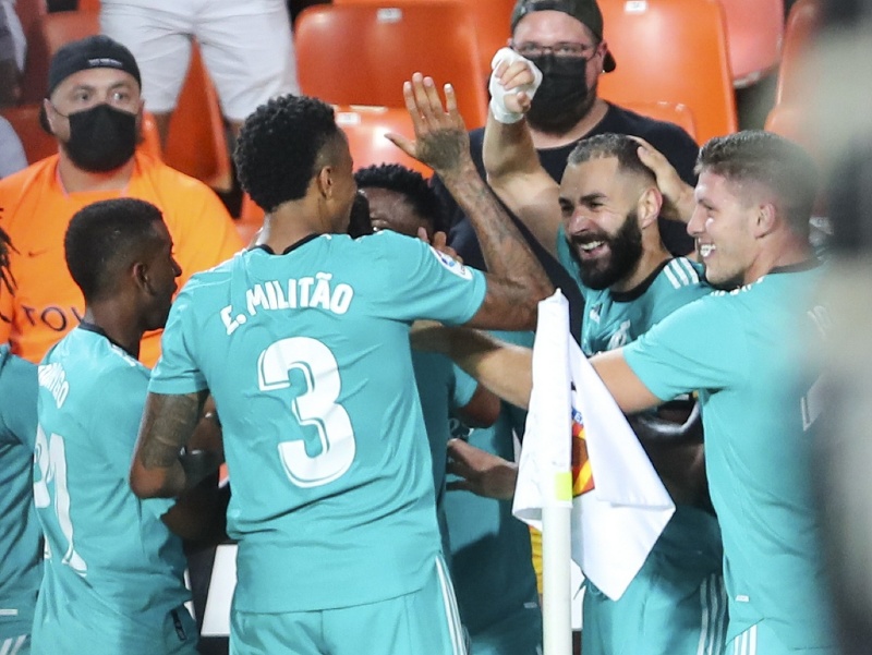 Karim Benzema oslavuje so spoluhráčmi gól