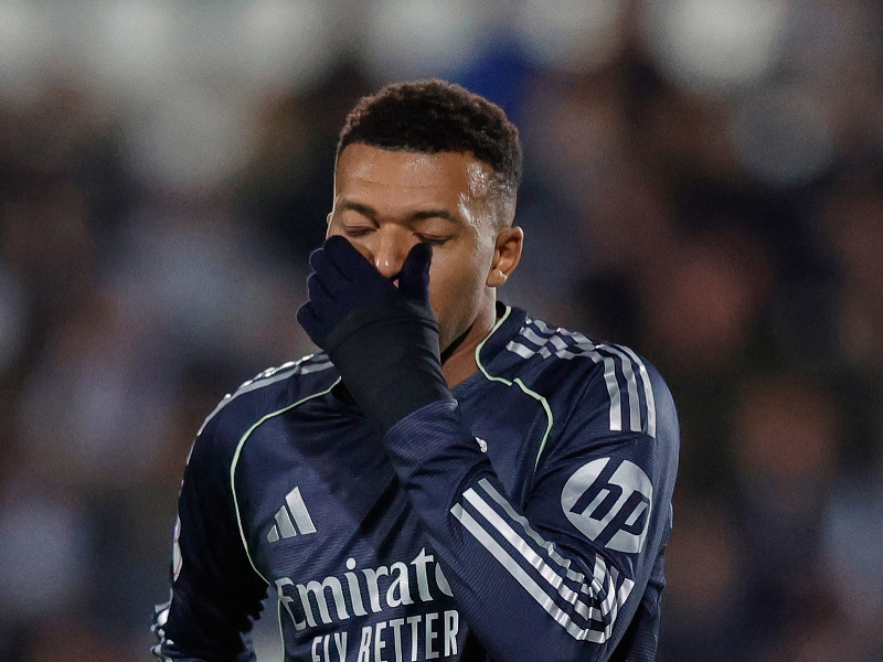 Frustrovaný Kylian Mbappé reaguje počas zápasu