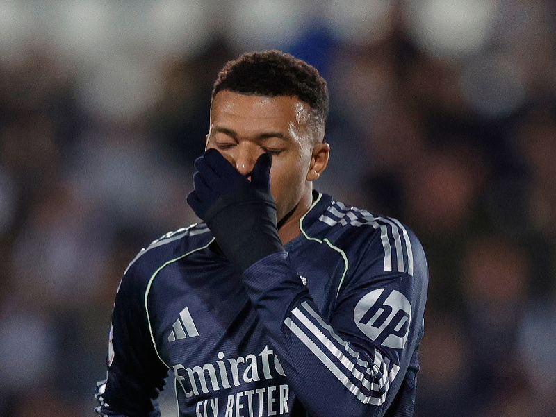 Frustrovaný Kylian Mbappé reaguje počas zápasu